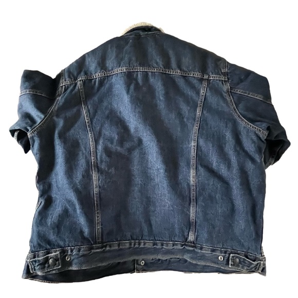 NWT Levi’s Relaxed Fit Sherpa Lined Trucker Jacket in Medium Wash Denim Men’s XL - Picture 5 of 9